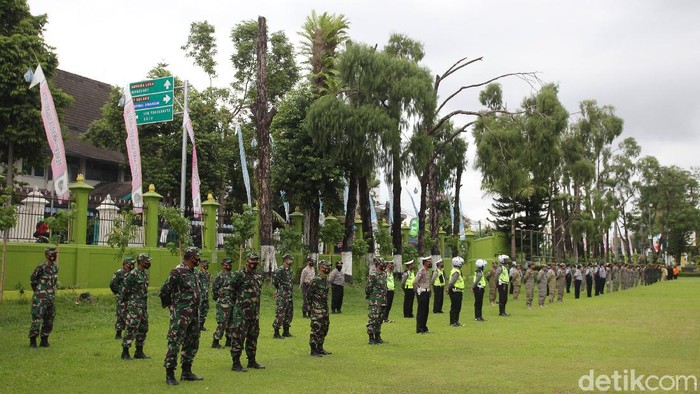 Apel Siaga Jelang Libur Panjang dan Cuti Bersama Apel gabungan dari sejumlah elemen jelang libur panjang dan cuti bersama Maulid Nabi di halaman Balai Kota Yogyakarta, Selasa, (27/10/2020).