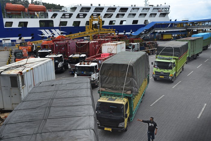 ARUS PENYEBERANGAN DI MERAK JELANG LIBUR PANJANG Petugas memandu antrean truk yang akan menyeberang ke Sumatera di Dermaga V Pelabuhan Merak, Banten, Selasa (27/10/2020). Menurut data kantor PT ASDP Cabang Merak menjelang libur panjang terjadi peningkatan arus penyeberangan dari Jawa ke Sumatera dan sebaliknya sebesar 6-10 persen dibanding hari biasa. ANTARA FOTO/Asep Fathulrahman/hp.