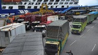 Petugas memandu antrean truk yang akan menyeberang ke Sumatera di Dermaga V Pelabuhan Merak, Banten, Selasa (27/10/2020). Menurut data kantor PT ASDP Cabang Merak menjelang libur panjang terjadi peningkatan arus penyeberangan dari Jawa ke Sumatera dan sebaliknya sebesar 6-10 persen dibanding hari biasa.
