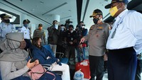 Wakapolri Komjen Pol Gatot Eddy Pramono (kedua kanan) didampingi Kepala Cabang PT ASDP Merak Hasan Lessy (kanan) berbincang dengan calon penumpang kapal ferry saat meninjau Pelabuhan Merak, Banten, Selasa (27/10/2020). Wakapolri bersama rombongan meninjau situasi keamanan Pelabuhan Merak menjelang libur panjang.