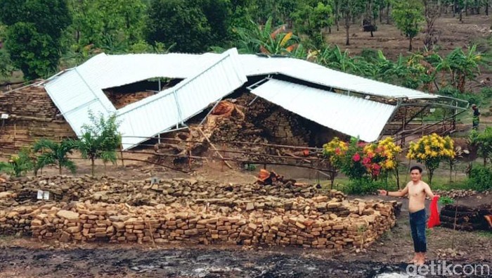 atap pelindung candi patakan roboh