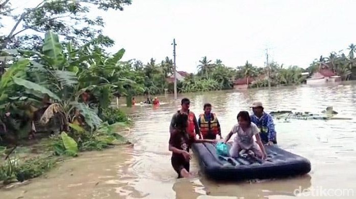 Banjir dan Longsor Terjang Kebumen Hujan deras yang mengguyur Kabupaten Kebumen mengakibatkan banjir dan tanah longsor. Sedikitnya 36 desa terendam banjir dengan longsor mencapai 23 titik.