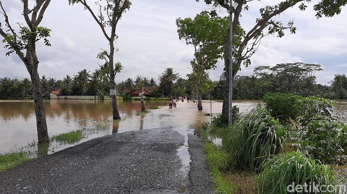 Delapan desa di dua kecamatan di Cilacap, Jawa Tengah, terendam banjir. Banjir ini disebabkan oleh hujan deras beberapa hari ini.