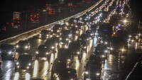 Menjelang cuti bersama serta libur panjang Maulid Nabi Muhammad SAW, ruas jalan Tol Jagorawi terpantau padat karena banyaknya warga yang berlibur dan berpergian ke luar kota.