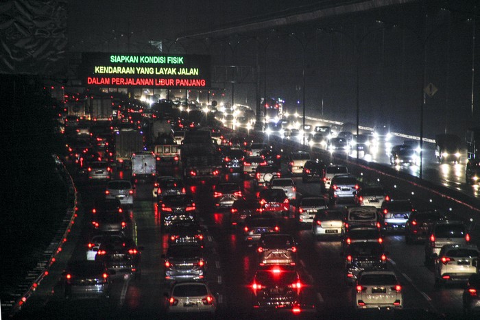 Menjelang cuti bersama serta libur panjang Maulid Nabi Muhammad SAW, ruas jalan Tol Jagorawi terpantau padat. Seperti apa potretnya? Yuk, lihat.