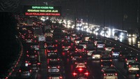 Sejumlah kendaraan memadati ruas jalan Tol Jagorawi, Cibubur, Jakarta Timur, Selasa (27/10/2020).