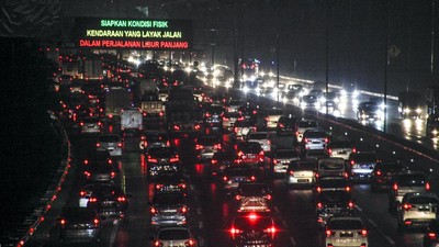 Siap-siap Libur Panjang, Tol Jagorawi Padat Merayap