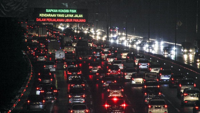 Menjelang cuti bersama serta libur panjang Maulid Nabi Muhammad SAW, ruas jalan Tol Jagorawi terpantau padat. Seperti apa potretnya? Yuk, lihat.