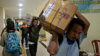 Tak sedikit warga yang dekat ke terminal tersebut untuk melakukan perjalanan jarak jauh dengan menaiki bus.