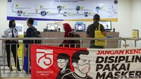 Guna mencegah penyebaran virus Corona, sejumlah protokol kesehatan pun diterapkan di area Terminal Pulogebang, salah satunya imbauan untuk mengenakan masker maupun face shield saat beraktivitas di terminal tersebut.