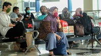 Selain itu, tanda silang sebagai penanda atau informasi penerapan physical distancing pun terpasang di sejumlah bagian tempat duduk yang berada di area tunggu bus terminal tersebut.