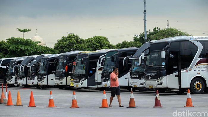 Terminal Pulogebang turut ramai oleh warga yang hendak pergi ke luar kota. Meski pandemi, momen libur panjang dimanfaatkan warga untuk mudik maupun berwisata.