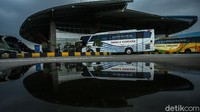 Momen libur panjang dimanfaatkan sejumlah warga di Ibu Kota Jakarta untuk pulang ke kampung halaman maupun berpergian bersama keluarga. Sejumlah terminal di Jakarta pun mulai ramai didatangi para calon penumpang menjelang libur panjang.