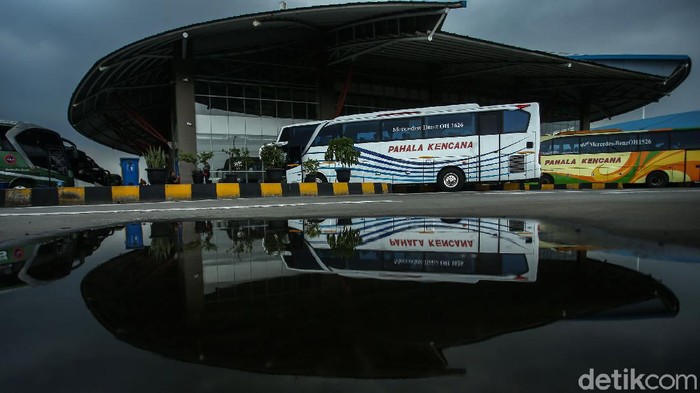 Terminal Pulogebang turut ramai oleh warga yang hendak pergi ke luar kota. Meski pandemi, momen libur panjang dimanfaatkan warga untuk mudik maupun berwisata.