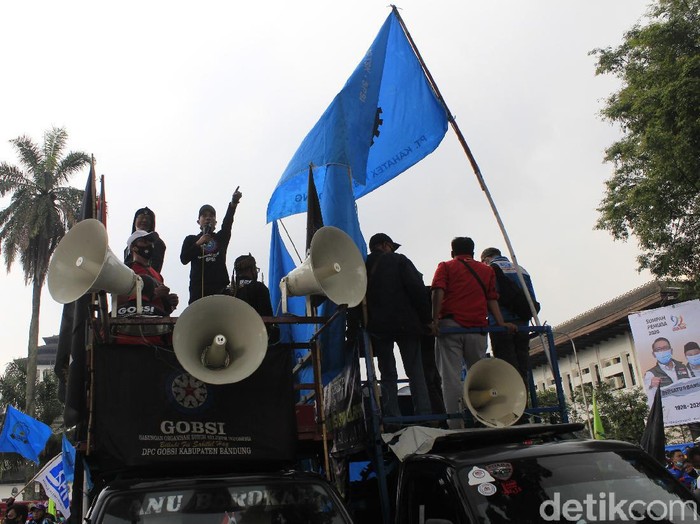 Ribuan buruh dari gabungan berbagai serikat pekerja berunjuk rasa di depan Gedung Sate, Kota Bandung pada Selasa (27/10/2020). Mereka menolak Upah Minimum 2021 yang ditetapkan tak naik atau sama dengan Upah Minimum 2020 karena situasi pandemi COVID-19.