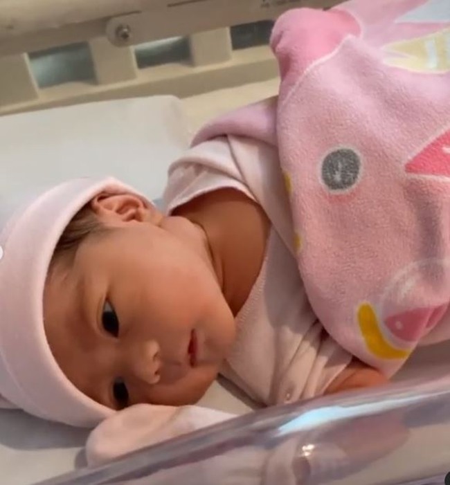 Berbalut selimut pink putri Danny Rukmana dan Raiyah terlihat sehat dan cantik. Polahnya pun menggemaskan. Foto: Instagram