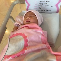 Raiyah mengungkapkan bahwa Kiara seharusnya dijadwalkan lahir pada 1 November 2020. Itu pun sudah maju dua minggu dari perkiraan awal. Namun persalinan terpaksa dipercepat karena air ketuban pecah sebelum waktunya. Foto: Instagram/@princessraiyah, @tututsoeharto