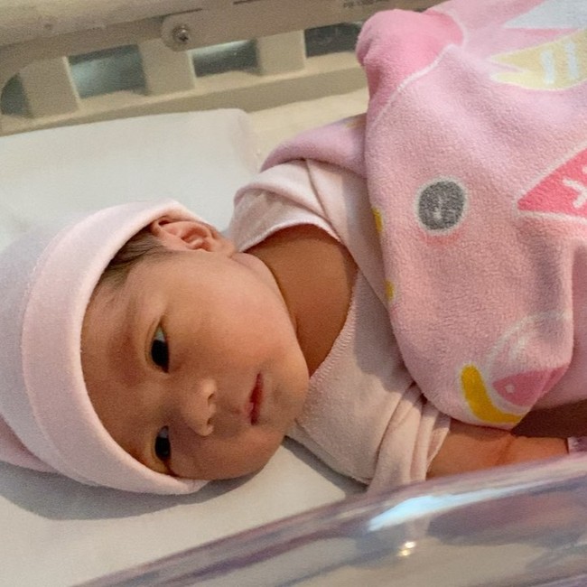 Anak pertama Danny Rukmana dan Raiyah lahir pada 24 Oktober 2020. Sang putri diberi nama Kiara Bella Rukmana. Foto: Instagram/@princessraiyah, @tututsoeharto