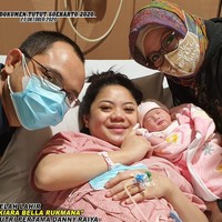 Ikut berbahagia, tentu saja nenek Kiara, Tutut Soeharto. Dia pun mengunggah foto kelahiran cucunya di Instagram. Alhamdulillah... telah lahir KIARA BELLA RUKMANA. Cucu saya, anak pertama Danny-Raiya. Lahir tanggal 24 Oktober 2020 pukul 08.18, berat 2.745 gram, panjang 46 cm, tulisnya. Foto: Instagram/@princessraiyah, @tututsoeharto