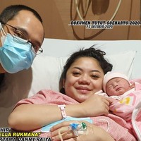 Kelahiran buah hati diumumkan lewat Instagram pribadi Raiyah, @princessraiyah. Dia pun menceritakan pengalamannya melahirkan lewat operasi caesar. Foto: Instagram/@princessraiyah, @tututsoeharto