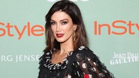 Delta Goodrem merasa tersanjung bisa masuk dalam list bersama seratus wanita cantik lainnya. Foto: Getty Images/Brendon Thorne