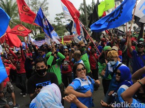 Aksi Tolak Upah Minimum 2021, Ribuan Buruh Jabar Joget di Depan Gedung Sate