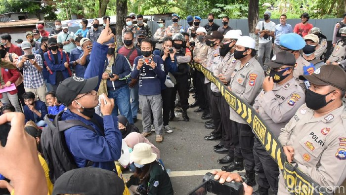 Demo mahasiswa di Banjarmasin menolak omnibus law UU Cipta Kerja (M Risanta/detikcom)