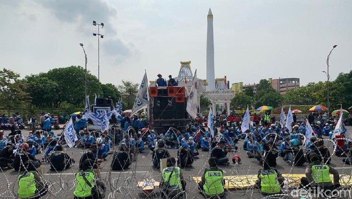 demo omnibus law di surabaya