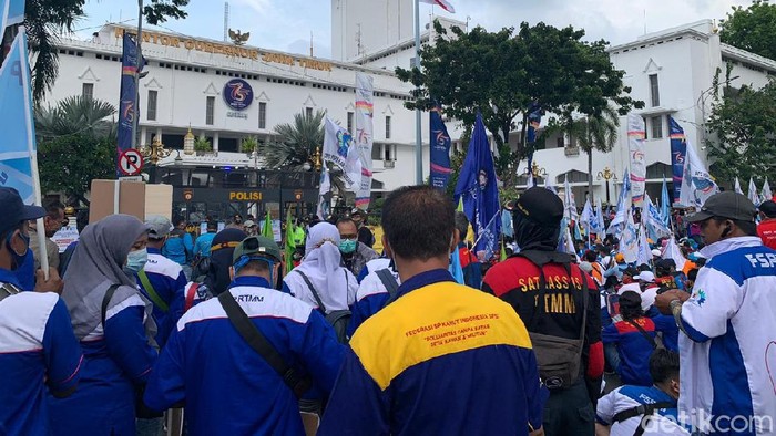 Ribuan buruh yang demo di Kantor Gubernur Jatim menuntut pemprov bersikap tegas menolak Omnibus Law. Bila tidak, mereka tak akan berhenti melakukan aksi.