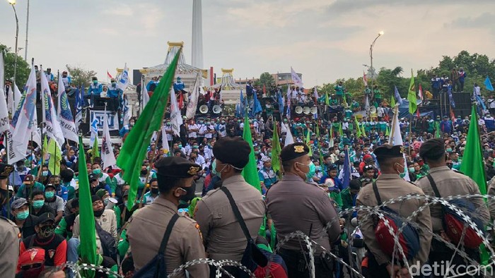 Ribuan buruh yang demo menolak Omnibus Law di Kantor Gubernur Jatim, ingin ditemui Khofifah Indar Parawansa. Mereka tidak ingin hanya ditemui Sekdaprov Jatim.