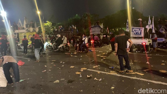 Ribuan buruh yang demo menolak Omnibus Law di Kantor Gubernur Jatim sudah bubar. Mereka tidak jadi menginap.