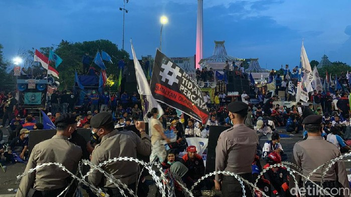 Demo menolak Omnibus Law di Surabaya hari ini hanya diikuti ribuan buruh. Atau tidak sampai 15 ribu buruh seperti yang diperkirakan.