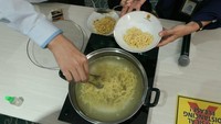 Penggunaan kompor induksi juga dinilai lebih efisien. Hasil kajian teknis laboratorium Institut Teknologi PLN menunjukkan, untuk memasak 1 liter air dengan menggunakan kompor induksi 1.200 watt sebesar Rp 158,-, sementara menggunakan kompor elpiji tabung 12 kg (api maksimal) sekitar Rp 176,-. Istimewa/Dok. PLN.