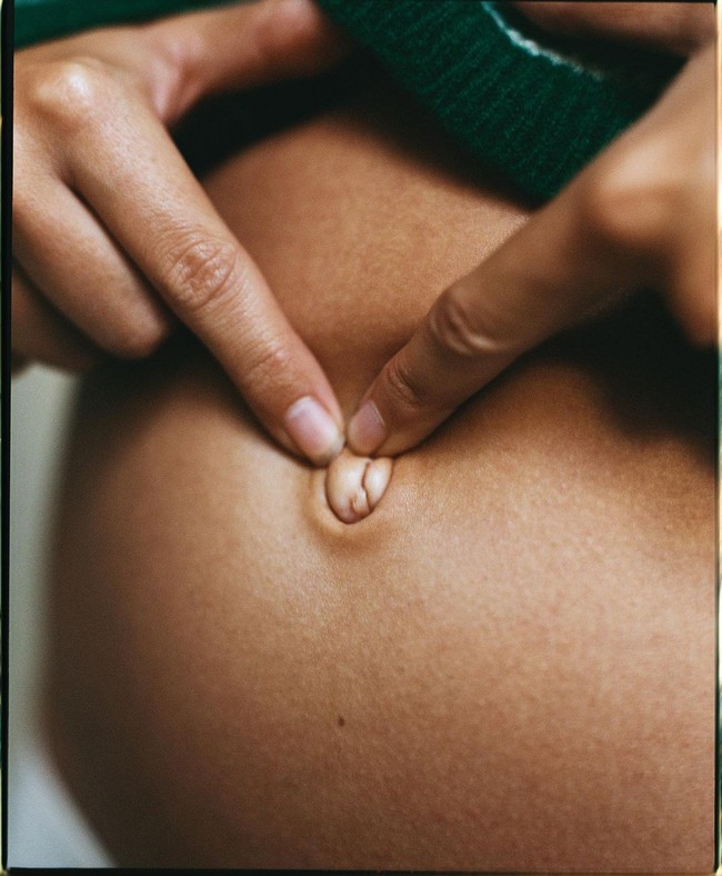 Di esai tersebut, Emily Ratajkowski menulis tentang gender anaknya. Ia mengaku akan membebaskan anaknya memilih gender yang dirasanya tepat dan nyaman ketika beranjak dewasa nanti. Kami sebenarnya tidak akan tahu gender dia yang sebenarnya sampai usianya 18. Dia akan memberitahu kami nanti, kata Emily. (Foto: Vogue/Cassblackbird)