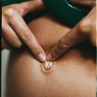 Di esai tersebut, Emily Ratajkowski menulis tentang gender anaknya. Ia mengaku akan membebaskan anaknya memilih gender yang dirasanya tepat dan nyaman ketika beranjak dewasa nanti. Kami sebenarnya tidak akan tahu gender dia yang sebenarnya sampai usianya 18. Dia akan memberitahu kami nanti, kata Emily. (Foto: Vogue/Cassblackbird)