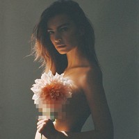 Foto lain menampilkan  Emily Ratajkowski berpose tanpa atasan sehingga memperlihatkan dengan jelas perut buncitnya. Baju untuk menutupi atasan digantinya dengan sebuah bunga. (Foto: Vogue/Cassblackbird)
