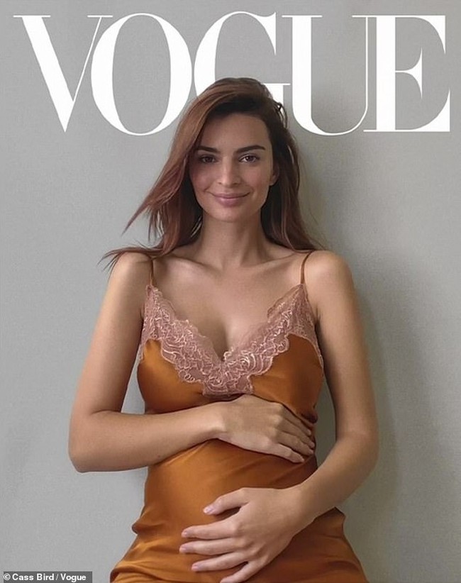 Emily Ratajkowski akan menjadi seorang ibu. Ia memberi tahu dunia kabar bahagia tersebut lewat sebuah esai disertai deretan foto seksi yang terbit di majalah Vogue edisi digital. Di salah satu foto hasil jepretan fotografer Cassblackbird tersebut, tampak Emily Ratajkowski berpose dalam balutan lingerie coklat sambil mengelus perutnya yang mulai membesar. (Foto: Vogue/Cassblackbird)