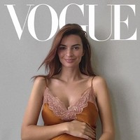Emily Ratajkowski akan menjadi seorang ibu. Ia memberi tahu dunia kabar bahagia tersebut lewat sebuah esai disertai deretan foto seksi yang terbit di majalah Vogue edisi digital. Di salah satu foto hasil jepretan fotografer Cassblackbird tersebut, tampak Emily Ratajkowski berpose dalam balutan lingerie coklat sambil mengelus perutnya yang mulai membesar. (Foto: Vogue/Cassblackbird)