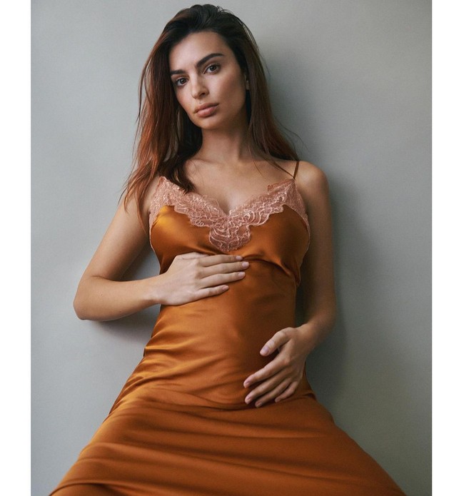 Saya ingin menjadi orangtua yang bisa membuat anak-anaknya percaya diri untuk menjadi diri sendiri. Dan saya menyadari, meski saya sangat ingin melakukannya, mereka akan menghadapi konstruksi gender yang sudah ada sebelum mereka bisa bicara atau lahir, tambah Emily Ratajkowski. (Foto: Vogue/Cassblackbird)