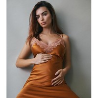 Saya ingin menjadi orangtua yang bisa membuat anak-anaknya percaya diri untuk menjadi diri sendiri. Dan saya menyadari, meski saya sangat ingin melakukannya, mereka akan menghadapi konstruksi gender yang sudah ada sebelum mereka bisa bicara atau lahir, tambah Emily Ratajkowski. (Foto: Vogue/Cassblackbird)