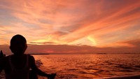 Sunset Pulau Pramuka terkenal dengan keelokannya. Jangan dilewatkan momen indah ini. (Foto: Gema Bayu Samudra/dtraveler)