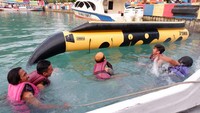 Naik banana boat di Pulau Pramuka tak kalah asiknya, seru dan bakal memacu adrenalin. Harga menaiki wahana ini dibanderol Rp 300 ribu. (Foto: Gema Bayu Samudra/dtraveler)
