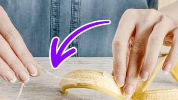 Bundel phloem, benang alami panjang pada pisang yang dikupas. Nama ini mengacu pada jenis jaringan alias floem, yang berfungsi sebagai sistem vaskular tanaman untuk memberikan nutrisi pada buah. Foto: Istimewa/BrightSide