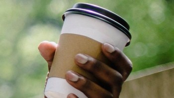 Zarf, kertas karton yang melingkari badan gelas berisi minuman panas. Benda ini hanya sekali pakai, biasanya yang terbuat dari karton atau styorofoam. Zarf melindungi tangan agar tidak kepanasan saat memegang gelas. Foto: Istimewa/BrightSide