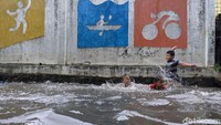 Genangan air hujan setinggi 30 cm tersebut diakibatkan curah hujan yang tinggi.   