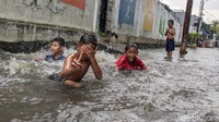 Kepala BMKG, Dwikorita Karnawati, menyatakan kawasan Indonesia akan mulai memasuki fase puncak musim hujan pada awal tahun 2021.  