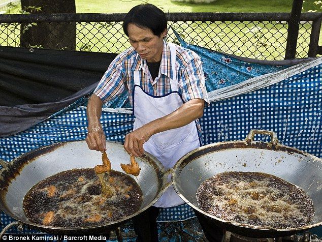 Bukan Sihir! 5 Penjual Makanan Ini Pakai Tangan Telanjang untuk Goreng di Minyak Panas