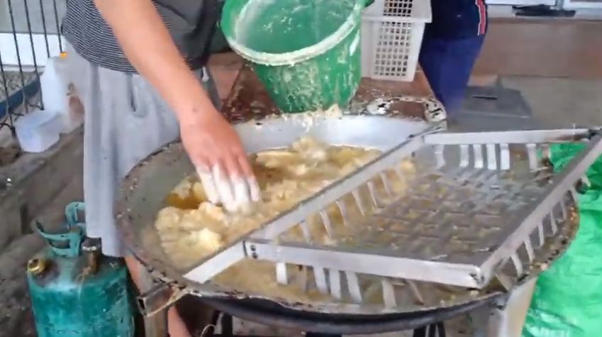 Bukan Sihir! 5 Penjual Makanan Ini Pakai Tangan Telanjang untuk Goreng di Minyak Panas