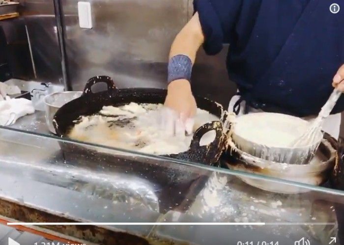Bukan Sihir! 5 Penjual Makanan Ini Pakai Tangan Telanjang untuk Goreng di Minyak Panas
