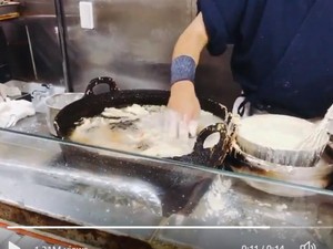 Bukan Sihir! 5 Penjual Makanan Ini Pakai Tangan Telanjang untuk Goreng di Minyak Panas
